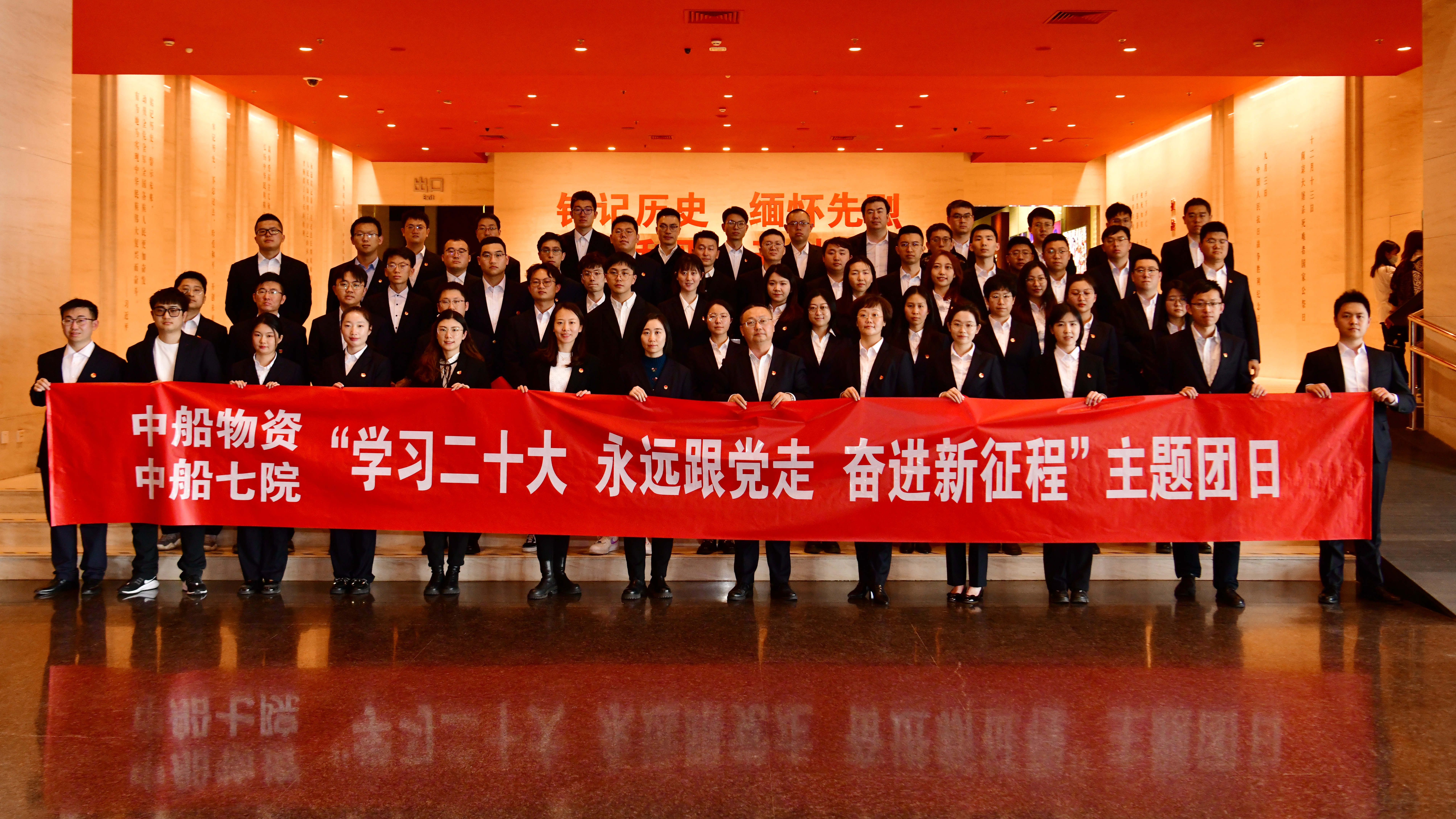 馆内合影.jpg